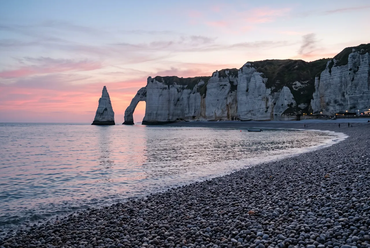 Falaises d'Étretat et leur arche au crépuscule, en Normandie