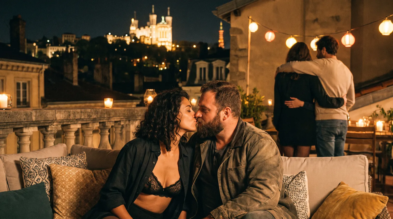 Couple qui s'embrasse sur une terrasse aux bougies face à la basilique de Fourvière illuminée, un autre couple enlacé derrière eux